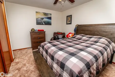 1702 Washington Street Eldora IA 50627