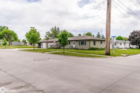 1702 Washington Street Eldora IA 50627