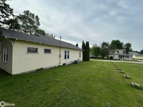 1413 20th Avenue Eldora IA 50627