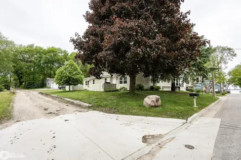 207 8th Avenue S Clear Lake IA 50428