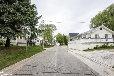 207 8th Avenue S Clear Lake IA 50428
