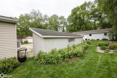 207 8th Avenue S Clear Lake IA 50428