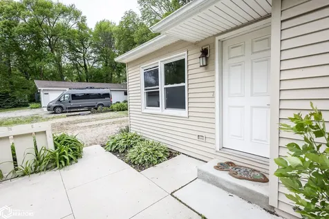 207 8th Avenue S Clear Lake IA 50428