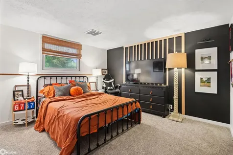 326 Park Lane Circle Eldridge IA 52748