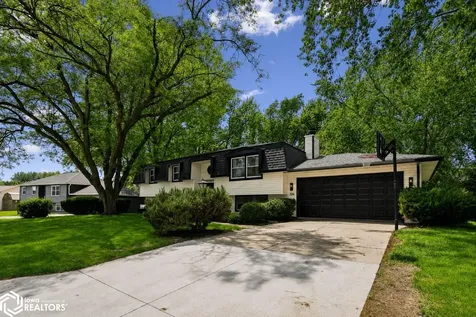 326 Park Lane Circle Eldridge IA 52748