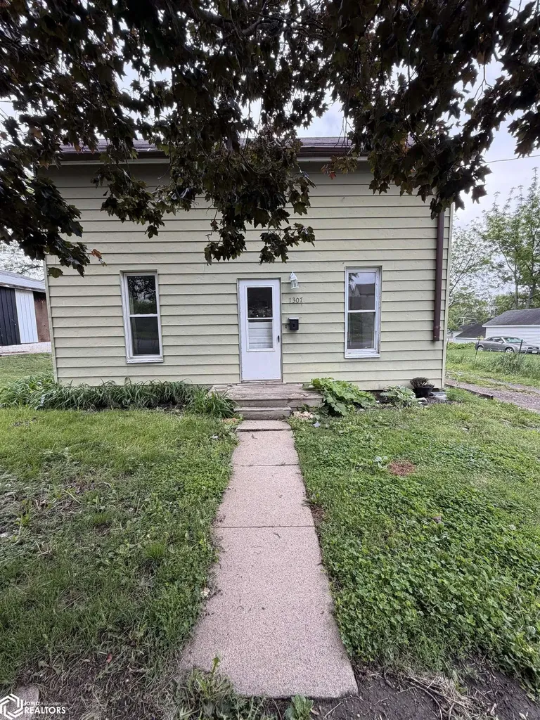1307 10th Street Eldora IA 50627
