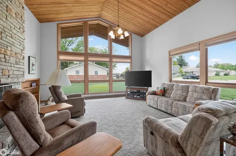 103 Crestview Drive Marshalltown IA 50158