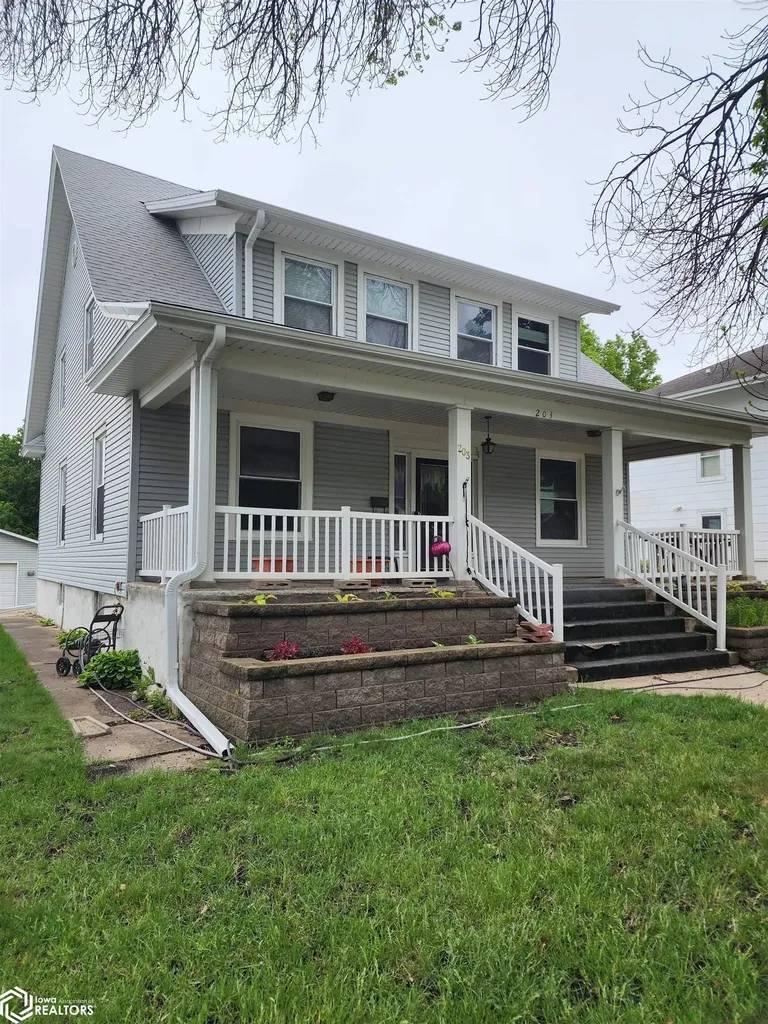 203 S Wooster Algona IA 50511