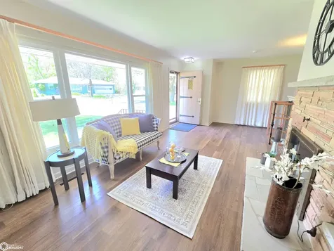 1748 Hillcrest Drive Mason City IA 50401