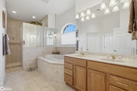 5547 Fairway Drive Burlington IA 52601