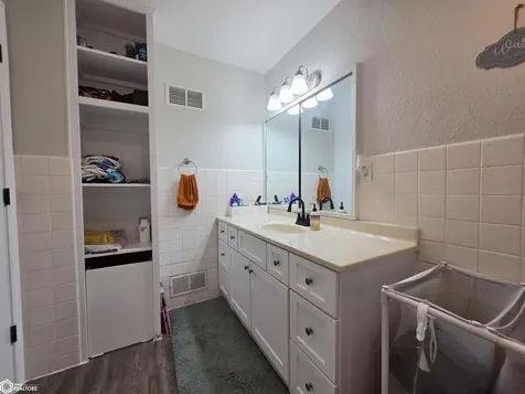 1329 Barclay Street Oskaloosa IA 52577