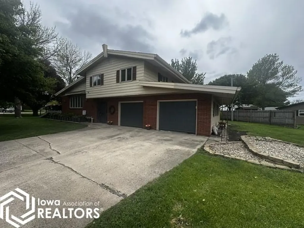 725 2nd Street NW Britt IA 50423