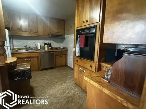 725 2nd Street NW Britt IA 50423