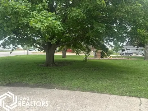 725 2nd Street NW Britt IA 50423