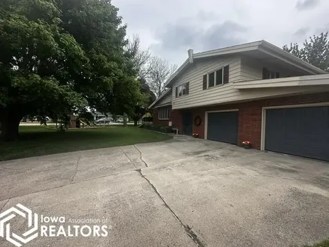 725 2nd Street NW Britt IA 50423