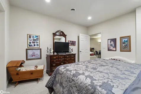 5582 Chip Shot Drive Burlington IA 52601