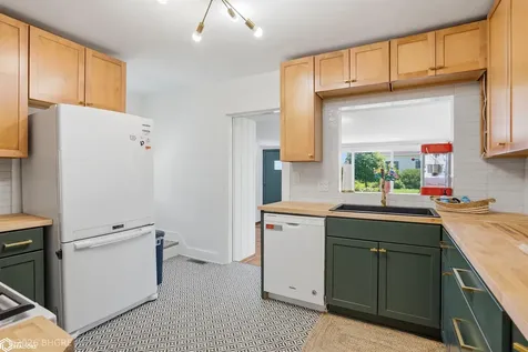 1132 Ann Street Grinnell IA 50112-1732