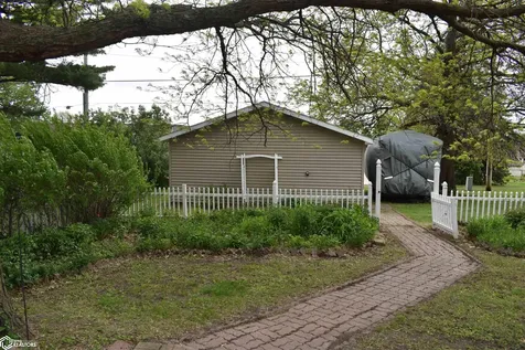 916 3rd Avenue Ackley IA 50601
