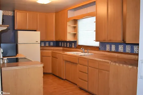 916 3rd Avenue Ackley IA 50601