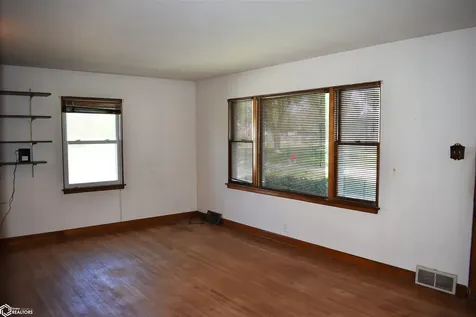 916 3rd Avenue Ackley IA 50601