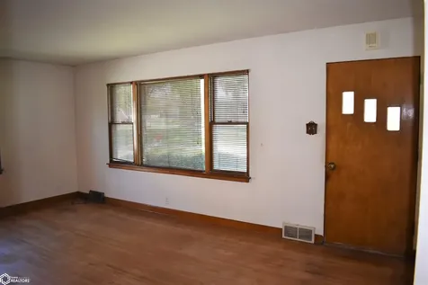916 3rd Avenue Ackley IA 50601