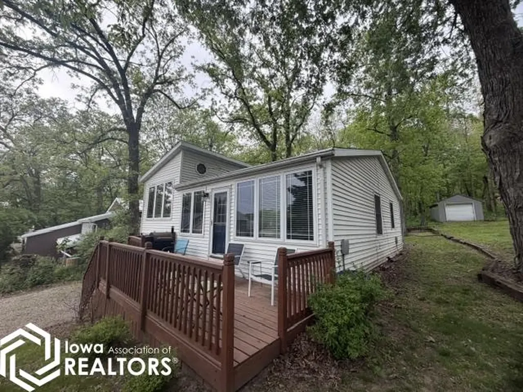 6183 NE Lakeshore Drive Brooklyn IA 52211