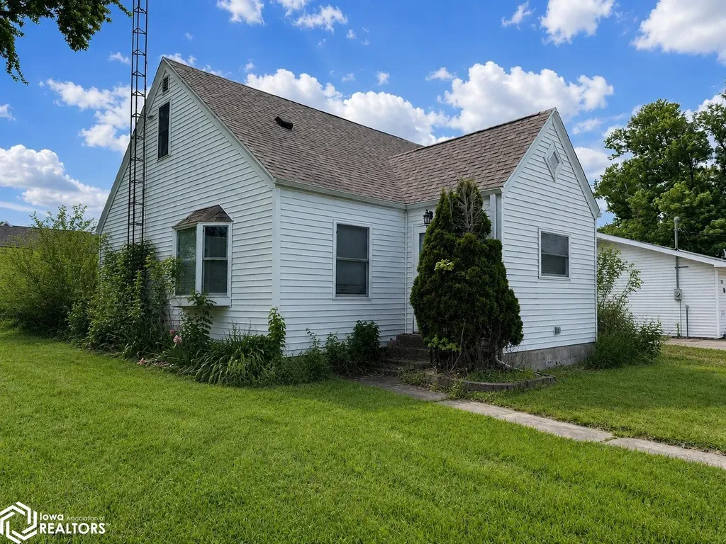 301 Spruce Street Montrose IA 52639