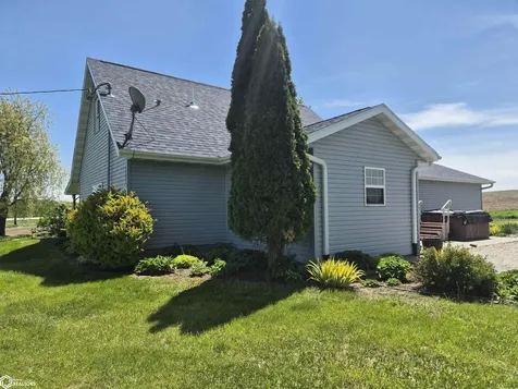 1226 212th Boulevard Belle Plaine IA 52208