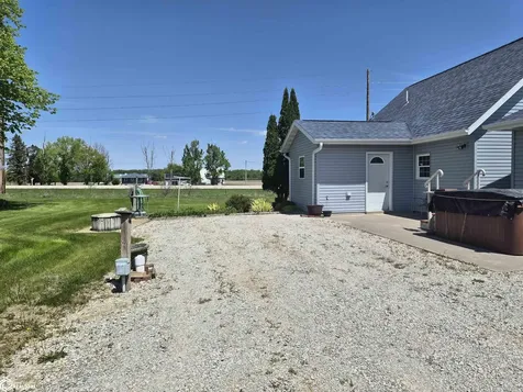 1226 212th Boulevard Belle Plaine IA 52208