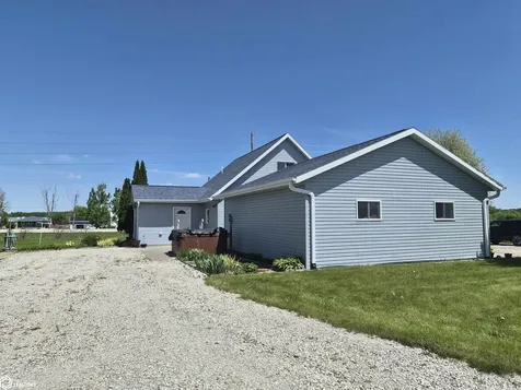 1226 212th Boulevard Belle Plaine IA 52208