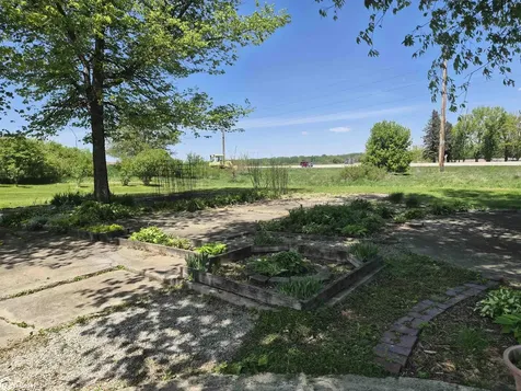 1226 212th Boulevard Belle Plaine IA 52208