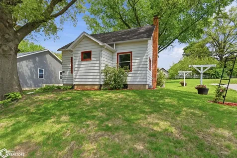 608 S Ave B Washington IA 52353