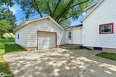 608 S Ave B Washington IA 52353