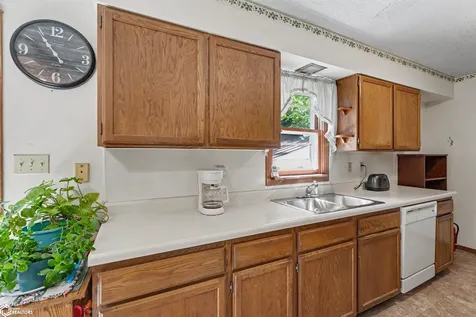 110 Sunrise Drive Lincoln IA 50652