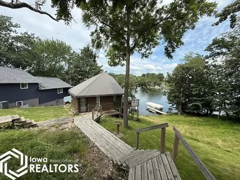 1041 Lakeshore Drive Brooklyn IA 52211