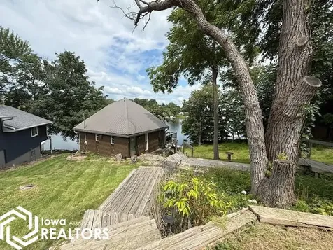 1041 Lakeshore Drive Brooklyn IA 52211