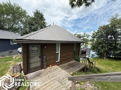 1041 Lakeshore Drive Brooklyn IA 52211