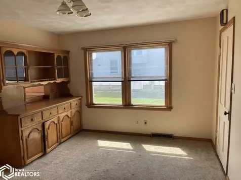 105 E Dewey Street Danville IA 52623