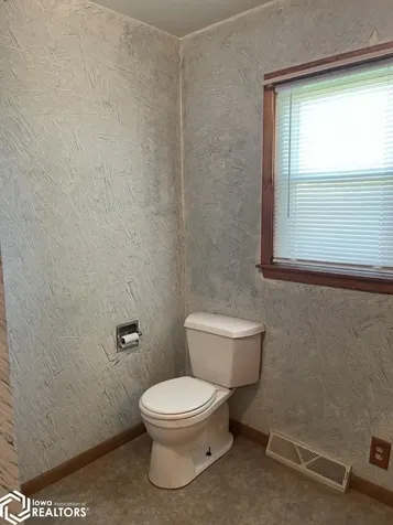 105 E Dewey Street Danville IA 52623