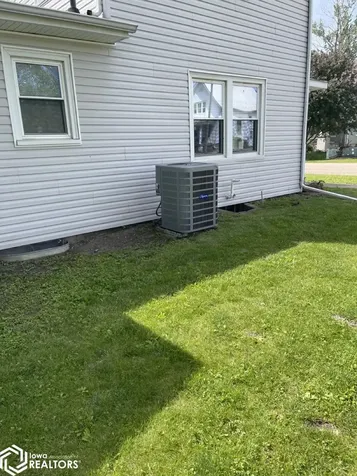105 E Dewey Street Danville IA 52623