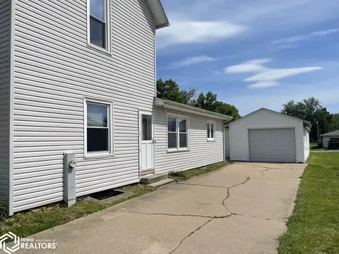105 E Dewey Street Danville IA 52623