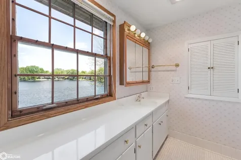 278 Lakeview Drive Mason City IA 50401
