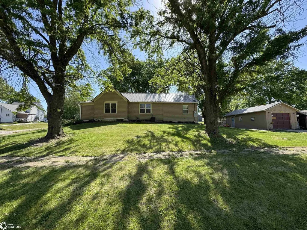 208 W 4th Street Hedrick IA 52563