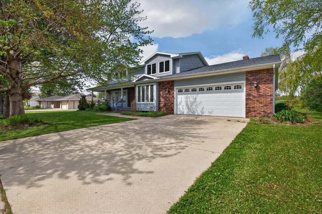 1828 Pinehurst Lane Waterloo IA 50701