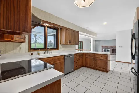 1828 Pinehurst Lane Waterloo IA 50701