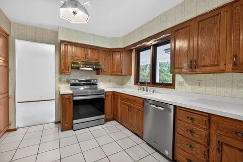 1828 Pinehurst Lane Waterloo IA 50701