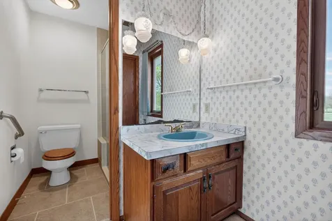 1828 Pinehurst Lane Waterloo IA 50701