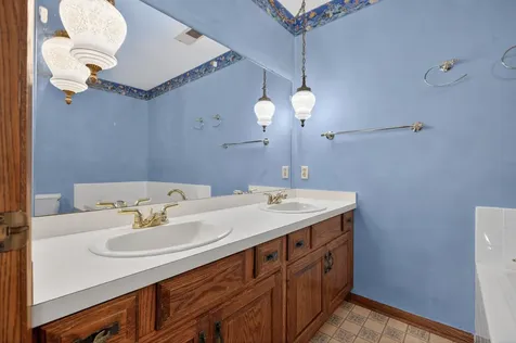 1828 Pinehurst Lane Waterloo IA 50701