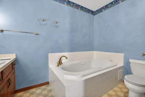 1828 Pinehurst Lane Waterloo IA 50701