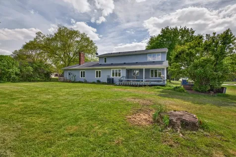 1828 Pinehurst Lane Waterloo IA 50701